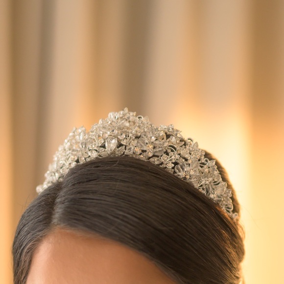 Beautiful wedding tiara - Picture 2 of 6